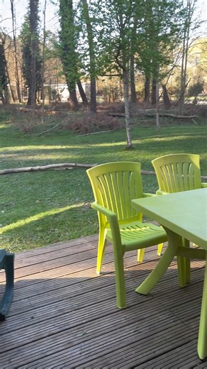🦌✨ Visite exclusive avec Le Gros Daim ! ✨🦌 Notre mascotte préférée vous emmène à la découverte d’un Cottage Comfort 8 personnes au cœur du Bois aux Daims ! Confort, espace et convivialité : tout est réuni pour accueillir famille et amis dans un cadre chaleureux. 👉 Suivez Le Gros Daim dans ce cottage tour inédit et laissez-vous inspirer pour vos prochaines vacances. Alors, prêts à poser vos valises ? 😍 | Center Parcs Le Bois aux Daims