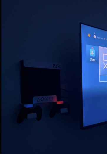 الـ PS4 تاعك غالية.. ما تحطهاش وين جات! 🚫🎮 شريت الـ PlayStation 4 وتخاف عليها من الغبرة، الطيحات، ولا حتى السخانة؟ الجهاز (La Bête) يستاهل بلاصة باهية وآمنة. نقدمولكم Support Mural PS4 (الكل في واحد): ✅ حماية قصوى: يثبت الـ Console في الحيط بحديد صحيح (Métal Solide) باش تتهنى. ✅ تهوية مثالية: الـ PS4 معروفة بالسخانة، كي تعلقها تخلي الهواء يدور وتبرد مليح. ✅ تنظيم ولا أروع: • مكان للـ Console. • حامل لـ 2 Manettes DualSense. • حامل للكاسك (Casque) باش ما يبقاش مرمي. رتب الـ Setup تاعك وحافظ على