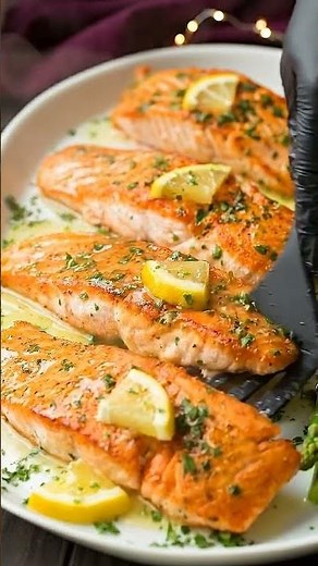 Skillet Seared Salmon with Garlic Lemon Butter Sauce 🍋🥩 #salmon #dinnerrecipes