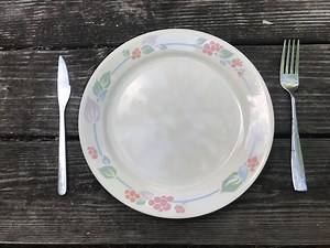 Vintage Cream Corelle Plate With Pastel Fruit & Leaf Pattern: 48,800 ppm Lead [90 is unsafe for kids]   213 Cadmium.