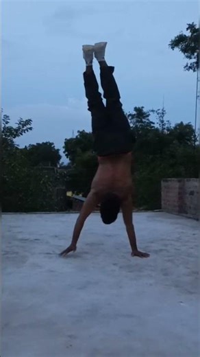 हाथों पर चलना सीखो | Amazing Hand Walk Challenge 💪🔥 #trending #viral