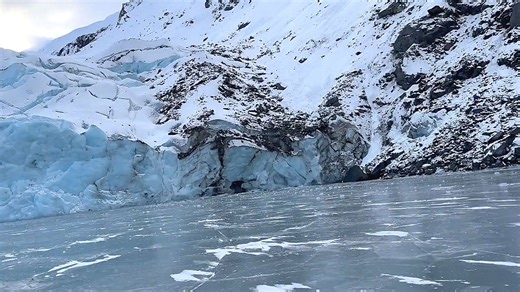 Geleira se rompe e desaba em lago congelado no Alasca