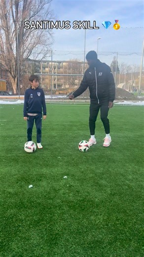 Coach Elias D on Instagram: "Effektiv 🔥 #effektiv #skills #panna #viralreels #soccer"