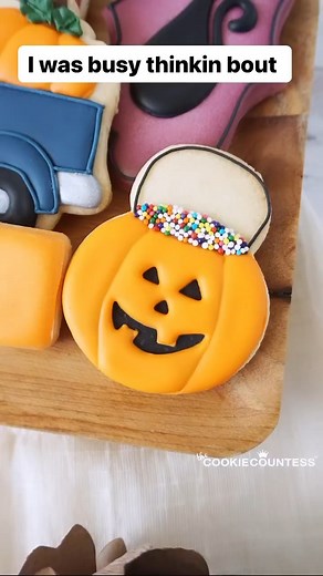 This classic snowman 🔄 pumpkin head is one of my favorite flips this time of year - what’s yours? Comment and let me know! | The Cookie Countess