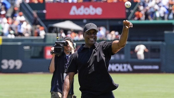 Bonds lanza la primera bola