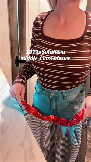 If you were a 30-something mom in the South in 1975, this was probably a regular on your dinner rotation. 📺 While the kids watched Schoolhouse Rock or played with their Fisher-Price toys, Poppy Seed Chicken bubbled away in a CorningWare dish. The ’70s were all about “modern” shortcuts… canned soup, crackers for a crust. Especially as grocery budgets tightened during inflation. Creamy, crunchy, filling, and comforting. I paired it with buttery rice and green beans, just like it would’ve been ser