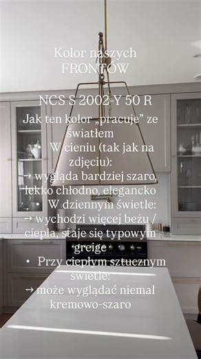 Monika Porwoł | DOM NA DWORSKIEJ | dom • ogród • wnętrza on Instagram: "Prócz pytań o kolor ściany są też te o kolor naszych frontów w kuchni 😉 W zależności od światła dziennego jakie wpada do domu i też pory dnia wyglądają raz chłodniej a raz cieplej. Przy sztucznym oświetleniu także kolor wyglada bajecznie. Podaje Wam tutaj: • Kolor NCS S 2002-Y 50 R • Farba jaka jest użyta to Vernitech Mam nadzieję, że przyda Wam się informacja z kolorem w takiej formie. Zapiszcie sobie na przyszłość 🔔📥 #k
