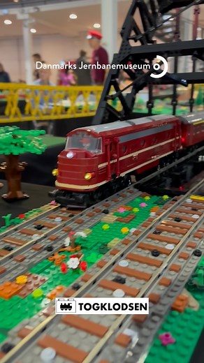 SÅ MANGE KLODSEDE DETAJLER - besøg museet søndag den 9. november og se alle de flotte LEGO-jernbanemodeller, som TOGKLODSEN har bygget 🏗️ | Danmarks Jernbanemuseum