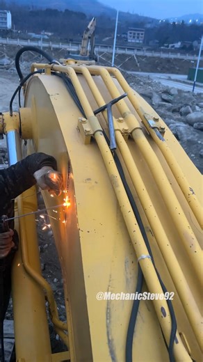624K views · 11K reactions | Excavator Boom Repair: Restoring Strength and Durability #ExcavatorRepair #BoomFix #HeavyMachinery #ConstructionEquipment #MaintenanceSolutions | Mechanic Steve | Facebook