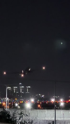 Mastering the Wing Salute in Plane Spotting