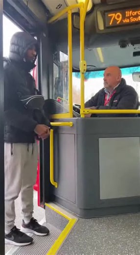 Man's Hilarious Attempt to Board the 179 Bus