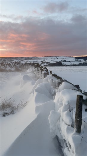 16.00 Gotta love drifts! Strong northerly wind creating some cracking drifts up on Egton High Moor. | North Yorkshire Weather Updates