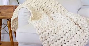 Crochet DIY: How To Finger Crochet A Blanket In One Hour