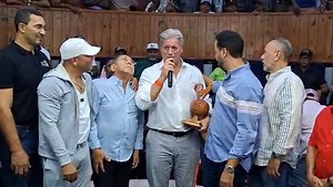 Entrega de reconocimiento al arquitecto monsito Elías . | Rafael De La Paz