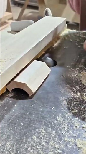 Shaping a curved concave profile on a wood piece using a specialized table router machine
