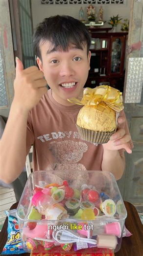 Kẹo này dành cho các bạn có nút like #funny #haihuoc #shorts