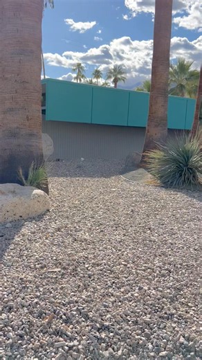 Please join me on my Mid-Mod walks through Palm Springs neighborhoods. This walk features the iconic Twin Palms neighborhood and a vintage mid-century sun flap roof house. #midcenturymodern #twinpalms #PalmSprings #midcenturyhome #palmspringsmodern #MidModHome #midmodwalk | Mid Century Modernist