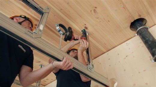 Wenn aus Vorbereitung Erfolg wird – und jedes Teil perfekt passt. ⚙️🙌 Bei der alltech Installationen AG läuft echte Teamarbeit Hand in Hand mit Innovation. Im Neubau H4H der Klinik Arlesheim setzt das Team auf Vorfabrikation – und zeigt, wie präzise Planung in der Werkstatt für mehr Effizienz auf der Baustelle sorgt. Schienen werden exakt zugeschnitten, Materialien optimal vorbereitet und Montagezeiten spürbar verkürzt. So bleibt mehr Zeit für das, was zählt: saubere Arbeit und starke Ergebniss