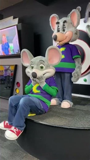Chuck E. Cheese cuts the cheese 🧀 💨 fart whoopee cushion prank Mays Landing NJ 2023 #chuckecheese