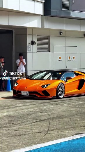 Lamborghini Aventador hypercar: specs, looks & carspotting tips
