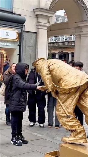 Levitating in Covent Garden. #valentinethestatue