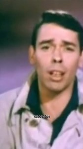 Ce soir j'attendais Madeleine Tiens, le dernier tram s'en va ♪♫ 🎧 Réécouter la chanson : https://JacquesBrel.lnk.to/MadeleineFP Et bonne fête aux Madeleine ! 💐 | Jacques Brel