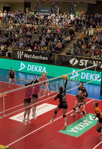 The power #volleyball #volleyballgame #ladiesinblackaachen #volleyballbundesliga #volleyballgirls