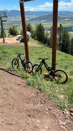 Santa Cruz V10 DH Bike — Charlie Gillett Jump Highlights