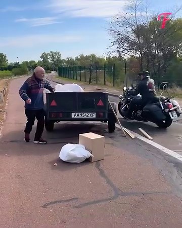 2.2M views · 6.9K reactions | Nessuno, tranne i motociclisti, ha aiutato un anziano sulla strada | Fabiosa: Rendilo più facile | Facebook