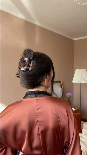 Flat claw clip hairstyle #messybuntutorial #clawcliphairstyles #easyhairstyleforlonghair