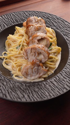 🍝 Cheesy Chicken Alfredo Roulade