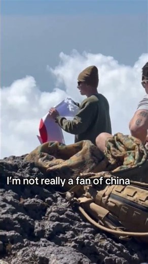 A Chinese waved his flag on Fuji, but when an American showed Japan’s, he immediately ran away