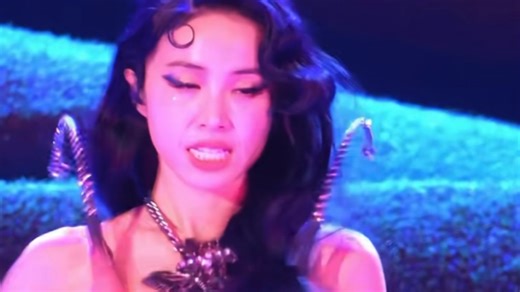 蔡依林在演唱会戴头盔以防粉丝爱的荧光棒