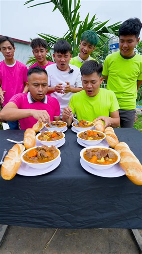 Trò Chơi Thi Ăn Bánh Mì Sốt Vang Nhanh Nhất Cười Toác Mồm#hungvlog