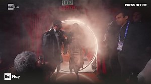 Sanremo, Lorella Cuccarini entra in scena ballando le sue hit. VIDEO