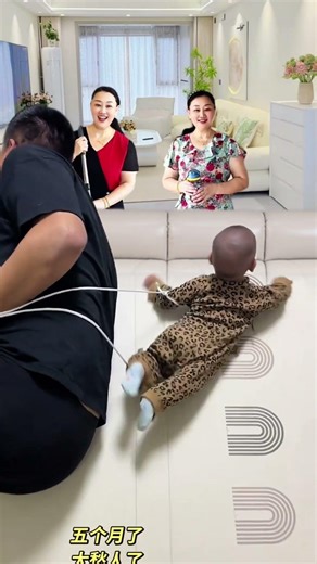 baby playing with dad 😂 아빠가 줄로 살짝 돌리니까 아기도 빙글ㅋㅋ🤣💖💜