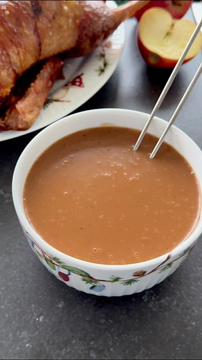 Det er ikke nok med en lækker andesteg - der skal også sauce til 🤎 Og her får du min bedste opskrift på andesauce med piskefløde og ribsgelé 😊 Se opskriften her —> https://madenimitliv.dk/andesauce/ | Maden i mit Liv