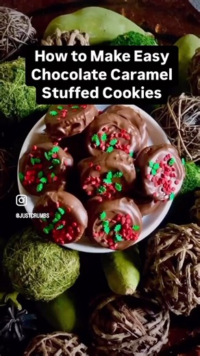 These chocolate sandwich cookies will be the biggest hit at your holiday table! #ritz #christmas