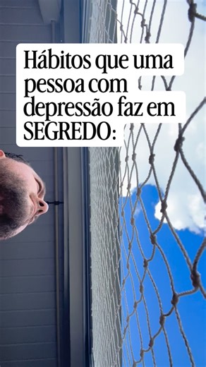 Carminatti - Terapeuta de Resultados on Instagram: "1️⃣ 📱 Fica rolando o celular por horas Não é distração. É tentativa de não encostar no que dói por dentro. ⸻ 2️⃣ ⏰ Vive ocupada(o) Trabalho, tarefas, compromissos. Tudo vira fuga pra não sentir. ⸻ 3️⃣ 😴 Dorme demais… ou não dorme nada O corpo tenta desligar Uma mente que nunca descansa. ⸻ 4️⃣ 🍽️ Come sem fome… ou esquece de comer O vazio não é no estômago. É emocional. ⸻ 5️⃣ 🗣️ Ensaiar conversas que nunca acontecem Porque falar o que sente