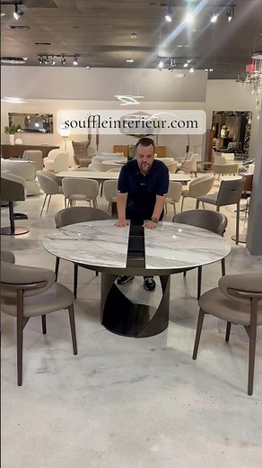 Table ronde extensible en céramique effet marbre blanc brillant avec pied central |