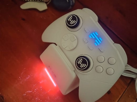 使用测评：握感舒适，响应迅捷，双模连接稳定，宏编程实用，性价比高，适合长时间游戏。