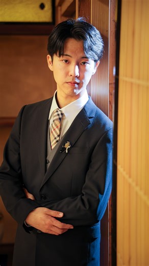 リピート確定の出張カメラマン/群馬/ロケーションブリーズ on Instagram: "前橋の 歴史的建造物・臨江閣で 成人式の夜間前撮り。 昼間とは違うライトアップの 幻想的な雰囲気が、 特別な一枚を演出します。 今回は離れて暮らす双子の兄妹が帰省し、家族と一緒に記念撮影。 温かな空気と絆が写真に残る、 かけがえのない時間となりました。 夜撮影は人とかぶらない ロケーション前撮りをしたい方にも最適。 18時〜22時の夜間枠で予約可能。 成人式前撮りや 家族写真もご相談ください。 ロケーションブリーズ"