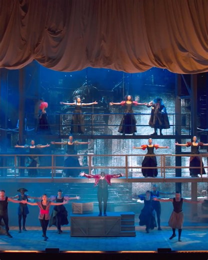 Doar între 22 și 24 octombrie 2026, pe scena Romexpo din București! Ultima senzație a scenei pariziene, care a câștigat toate premiile posibile în genul său — Le Spectacle musical „Molière. L’Opéra Urbain” cu subtitrări în română. Nu e doar un spectacol. E o energie care te dă pe spate! „Opera urbană”, unde barocul se întâlnește cu cultura stradală. Sub peruci și kamzoale din secolul XVII se ascund adidași, iar ariile clasice se împletesc cu ritmurile rap-ului și slam-ului. Descoperă povestea ma