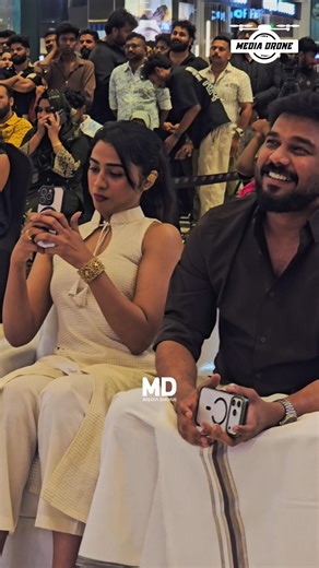 സാധാരണക്കാരെ പോലെ വന്നിരുന്നു ഫോണിൽ എല്ലാവരുടെയും വീഡിയോ എടുക്കുന്ന ബിന്ദു ചേച്ചിയുടെ മകൾ#shorts