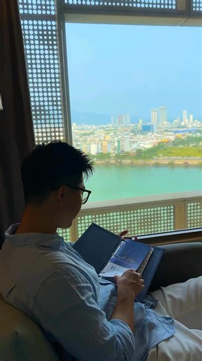 From the first sunlight to the last sip at the rooftop, Hilton Da Nang is where summer memories are made. River views, curated cocktails, and warm hospitality — all waiting for you this season. ✨🌇 #HiltonDaNang #HiltonForTheStay #DIFF2025 #DanangFantastic #DaNang | Hilton Da Nang