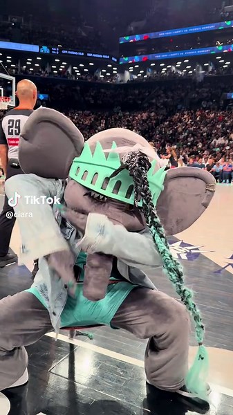 Ellie the Elephant: Dances and Jumps to Be Beyoncé