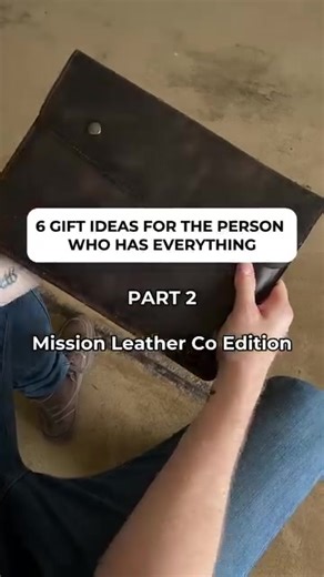 Tag someone who needs a hint. 👀 Still shopping for Christmas gifts? 😅 Let’s fix that. Here are 3 gifts they’ll actually use (and won’t toss in a drawer): Laptop Case 💼 because “I work from anywhere” is a personality. AirTag Keychain 🔑 aka never losing your keys again. Card Wallet 💳 slim, clean, grown-up energy. Small batch. Handcrafted. Built to last, not just look cute under the tree. 🎄 #giftguide #lastminutegifts #holidaygifting #shoppinglocal #leathergoods