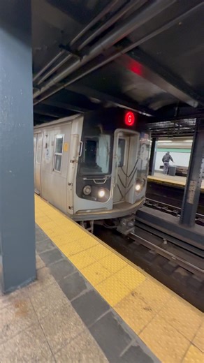 R160 G train leaving metropolitan ave lorimer street.