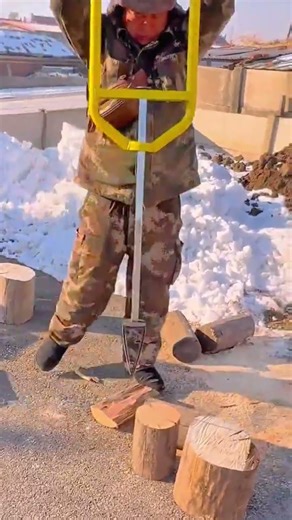 efficient and powerful manual log splitting for winter fuel preparation