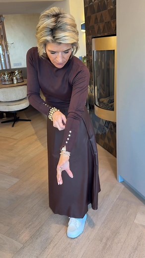 Hoe gaaf dit leatherlook rok exques , colletje Aniek bruin nu op www.debsce.com | Deb’scasualelegance